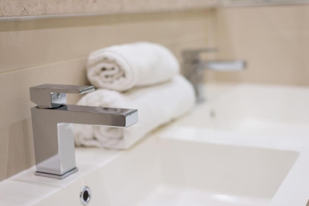 Self Catering , City Centre Apartment With Parking EDI Kültér fotó